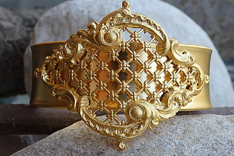 eco-friendly bracelets for women -Vintage Gold Cuff